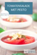 Drie schaaltjes met tomatensalade, pesto, kaas en pijnboompitten achter elkaar op een houten plank. Een tekst bovenin: makkelijk recept, tomatensalade met pesto
