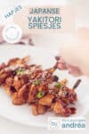 Een witte schaal gevuld met yakitori kipspiesjes. Een hand pakt er eentje af. Bovenin een tekstoverlay: hapjes, Japanse yakitori spiesjes, smaakvol, makkelijk recept