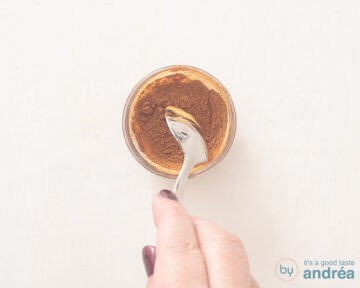 Speculaaskruiden papje in een glas.