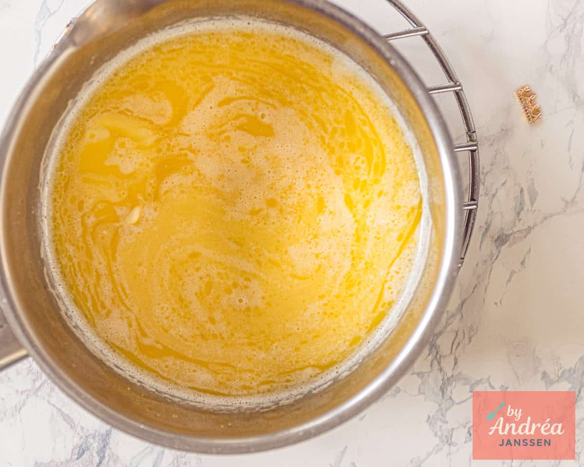 Boter gesmolten in een steelpan met melk