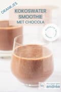 Twee glazen gevuld met chocoladesmoothie met kokoswater, spinazie en kersen op een witte ondergrond. Een tekstoverlay bovenin: drankjes, kokoswater smoothie met chocola, makkelijk recept, gezond