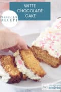 Een deel van een witte chocolade cake, waar twee plakjes af zijn gesneden. Een hand pakt een plakje. Een tekst: makkelijk recept, witte chocolade cake