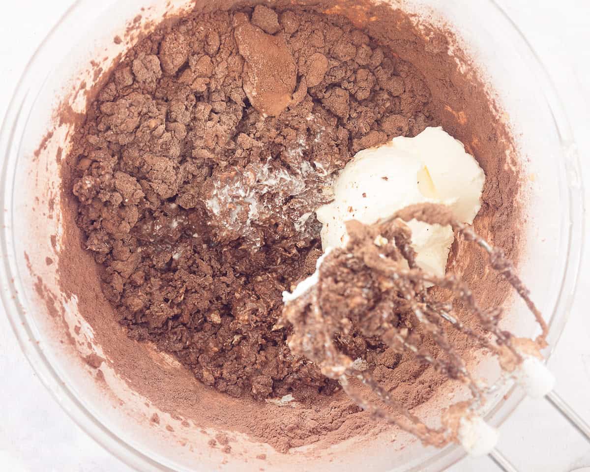 Een kom met chocolade cupcakebeslag.