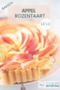 Een deel van een appeltaart in de vorm van een roos op een witte ondergrond. Bovenin een tekst: appel rozentaart, bakken, makkelijk recept