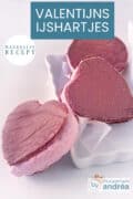 Een witte ovenschaal met bakpapier en daarin drie chocoladekoekjes in hartjesvorm met ijs ertussen. Een tekst: makkelijk recept, valentijns ijshartjes