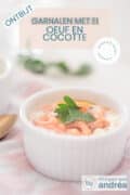 Een witte roze theedoek met een ramekins gevuld met oeufs en cocotte. Een tekstoverlay Garnalen met ei oeufs en cocotte, ontbijt, makkelijk recept, stoomoven