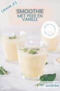 Drie glazen gevuld met peer vanille smoothie gegarneerd met muntblaadjes op een witte ondergrond. Een tekstoverlay: drankjes, smoothies met peer en vanille, makkelijk recept, lactose vrij