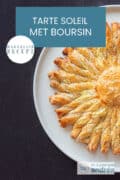Een deel van een wit bord met daarop Tarte soleil bladerdeeghapjes. Een tekst bovenin: tarte soleil met Boursin, makkelijk recept
