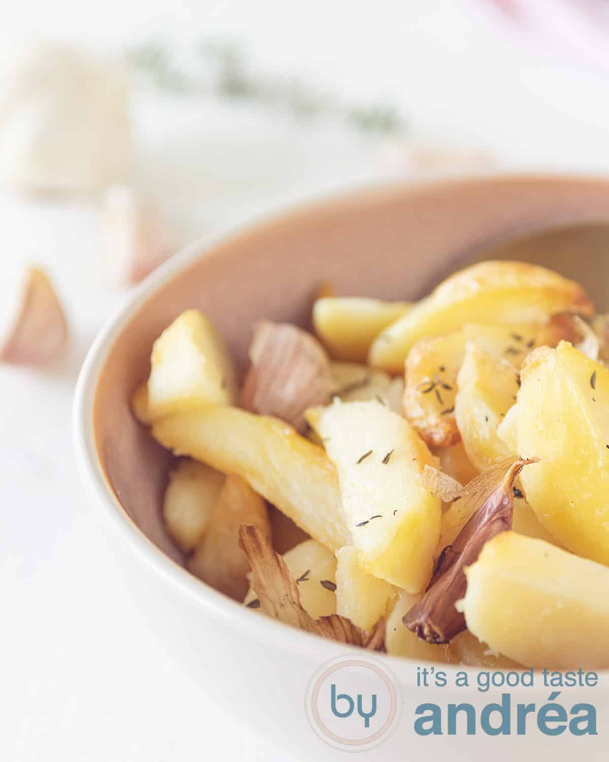 Een half schaaltje gevuld met aardappeltjes