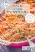 Een deel van een roze ovenschaal met macaroni en kaas. Een tekstoverlay bovenin: avondeten, mac & Cheese ovenschotel, makkelijk recept, Amerikaans