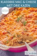 Een deel van een ovenschaal met mac & cheese met drie kazen. Een tekst bovenin: makkelijk recept, klassieke mac & cheese met drie kazen