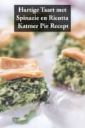 Blokjes katmer pie op een bakpapier. Een tekst bovenin: hartige taart met spinazie - kamer pie