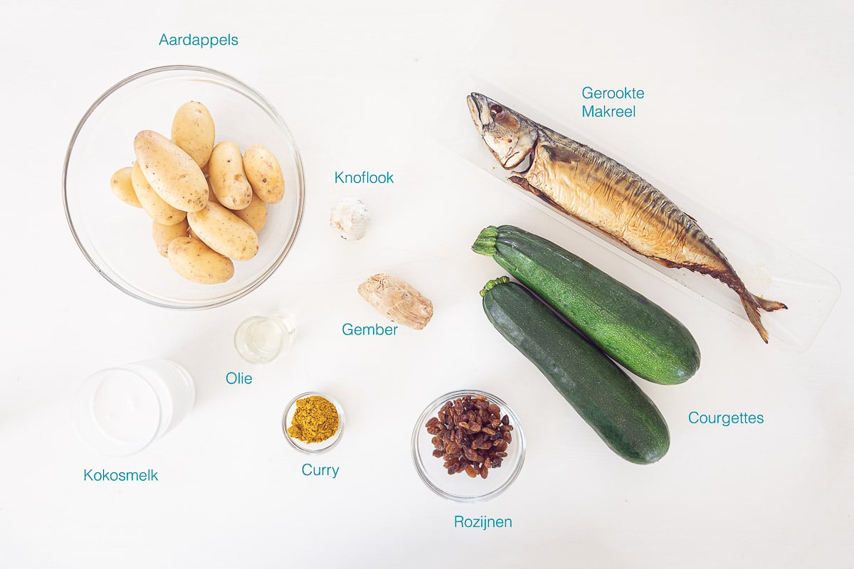 Ingrediënten Ovenschotel met gerookte makreel, courgette en aardappelpuree, individueel gelabeld op een witte ondergrond