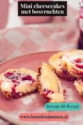 Eenpersoons mini cheesecakes met bosvruchten een tekst bovenin: Mini cheesecakes met bosvruchten