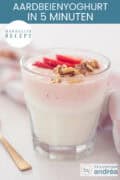 Een glas aardbeien yoghurt op een witte ondergrond. Een tekst bovenin aardbeienyoghurt in 5 minuten, makkelijk recept