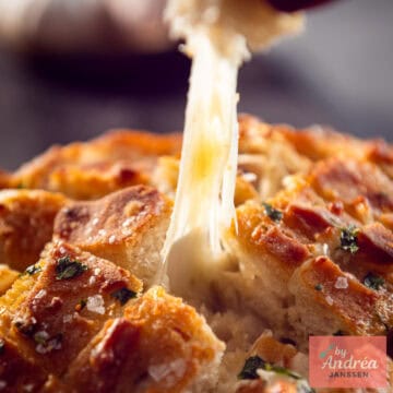 Pull-apart knoflookbrood met kaasdraden, bestrooid met Maldon zout