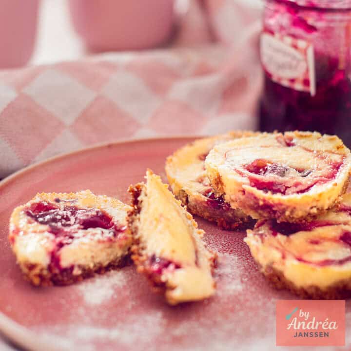 Romige mini cheesecake cupcakes met bosvruchten swirl