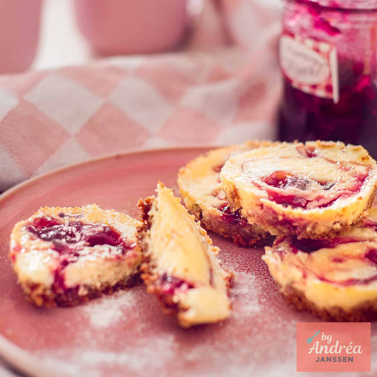 Romige mini cheesecake cupcakes met bosvruchten swirl