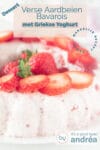 Een deel van een aardbeienbavarois op een wit bord gegarneerd met verse aardbeien. Een text overlay beschrijft de foto.