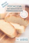 Een deel van een focaccia brood met topping op een houten snijplank. Twee sneetjes los. Bovenin een text overlay: focaccia met basilicum en Parmezaanse kaas, makkelijk recept, brood bakken, Italiaans