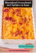 Een witte ovenschaal gevuld met bloemkool, roomsaus, bacon en kaas. Een tekst bovenin: bloemkool ovenschotel met spekjes en kaas.