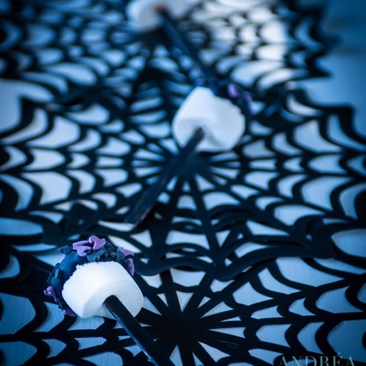 Halloween marshmallow lollipops
