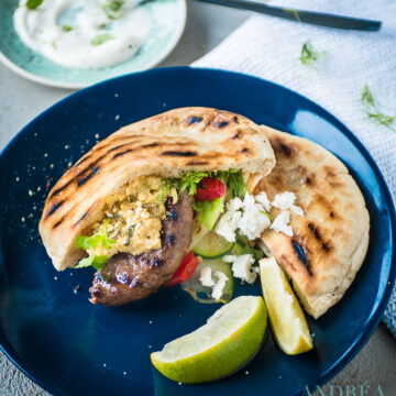 Hamburger met venkel, humus en witte kaas