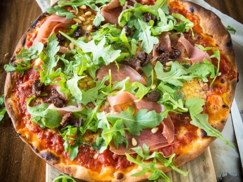 PIZZA ITALIAN DE LUXE MET PARMAHAM, RUCOLA EN PIJNBOOMPITJES-24