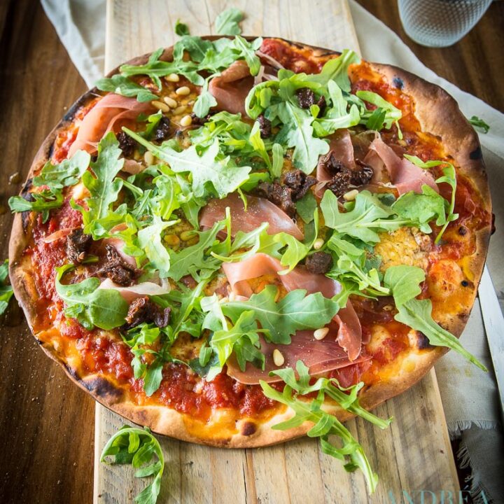 PIZZA ITALIAN DE LUXE MET PARMAHAM, RUCOLA EN PIJNBOOMPITJES-24