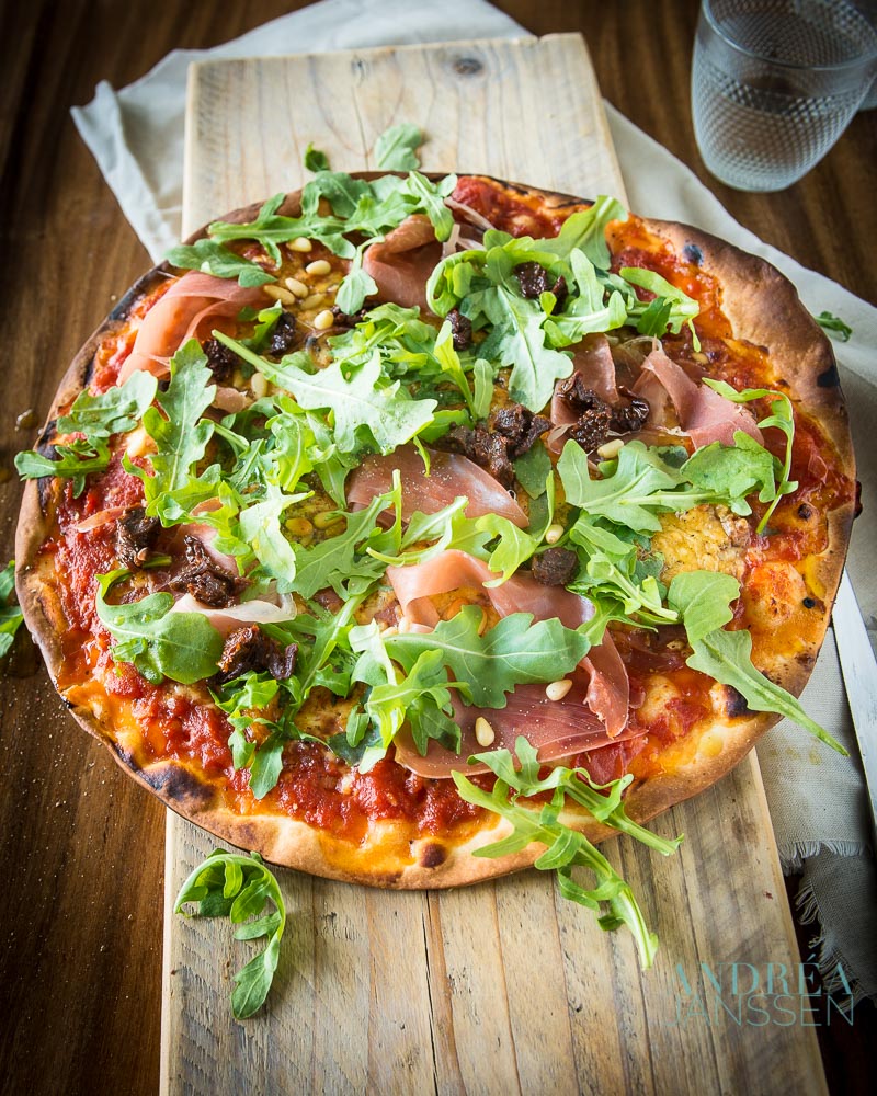 PIZZA ITALIAN DE LUXE MET PARMAHAM, RUCOLA EN PIJNBOOMPITJES-24