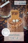 Een toetje in een glas met chocolade mousse, cacao, suikerbloemen en een grafsteen. Onderin een tekstoverlay: grafsteen toetje, makkelijk recept, zoet, Halloween