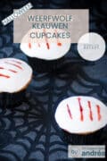 Een donkere ondergrond met drie cupcakes met een versiering die lijkt op weerwolf klauwen. Een tekstoverlay: weerwolf klauwen cupcakes, Halloween, makkelijk recept.