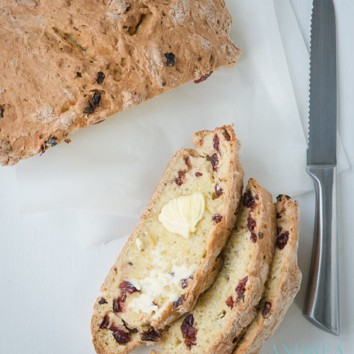 soda brood met cranberries en rozemarijn