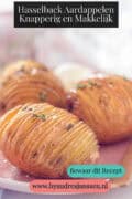 Drie hasselback potatoes met tijm op een roze bord. Een tekst bovenin: Hasselback aardappelen, knapperig en makkelijk