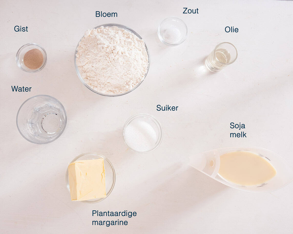 Ingredienten Lactosevrij Bladerdeeg Met Plantaardige Margarine op een witte ondergrond met tekstbeschrijving