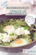 Een deel van een zwarte wok gevuld met prei, spinazie en bloemkoolrijst mix met twee gepocheerde eitjes en cottage cheese. Een tekst overlay: avondeten, bloemkoolrijst met spinazie en prei schotel, makkelijk recept, gezond