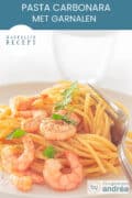 Een deel van een wit bord met spaghetti en garnalen. Een tekst bovenin: makkelijk recept, Pasta Carbonara met Garnalen