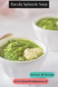 Rucola spinazie soep met crème fraîche in een witte kom. Een tekst bovenin: rucola spinazie soep.