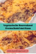 Twee foto's boven elkaar van een ovenschaal met boerenkool puree met aardappel, tomaat en gegratineerd met kaas. Tekst: vegetarisch boerenkool ovenschotel met kaas