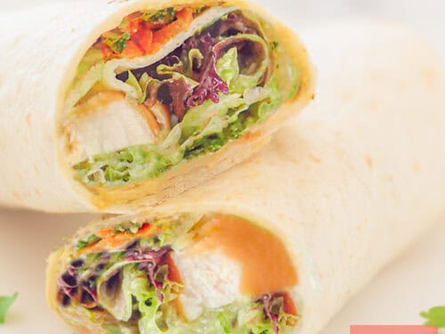Twee halve wraps op elkaar met gerookte kip en salade