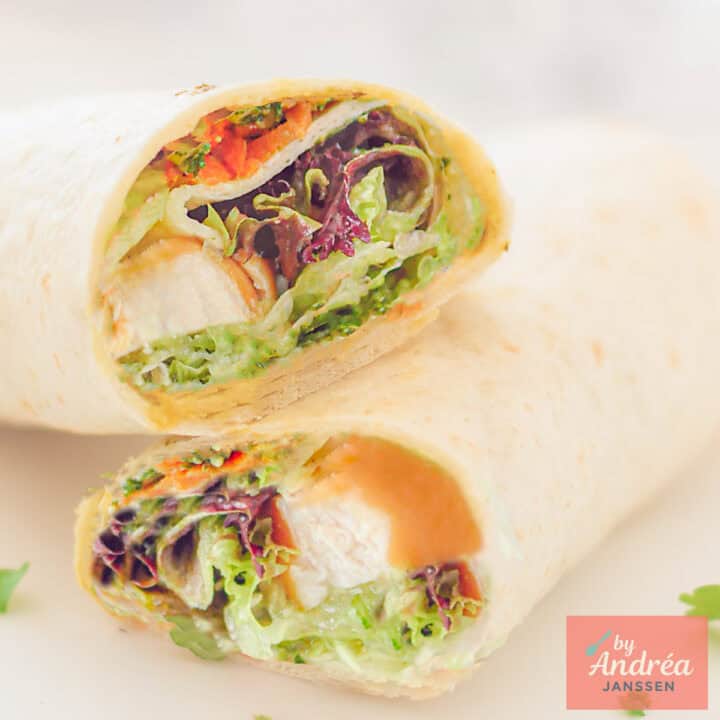Twee halve wraps op elkaar met gerookte kip en salade