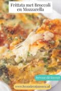 Een deel van een ovenschaal met frittata met broccoli en mozzarella. Een tekst bovenin en over de pagina verdeeld.