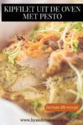 Een deel van een ovenschaal met kipfilet opengesneden waardoor je de pesto ziet. Een tekst: kipfilet uit de oven met pesto, naar het recept