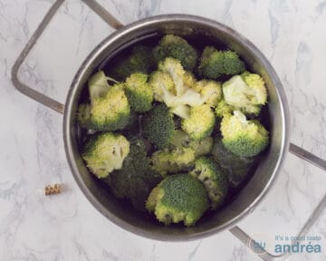 Een pan met gekookte broccoli