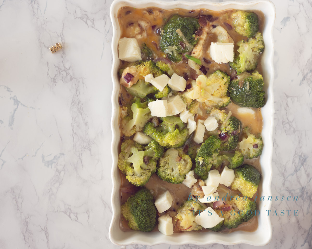 Verdeel de Mozzarella over de frittata