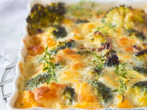 Een vierkante foto met een witte schaal gevuld met een broccoli frittata met Mozzarella. Een lepel ligt er boven