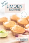 Een houten plank met muffins met limoen. Een hand pakt er eentje af. Bovenin een tekst overlay: zoete baksels, limoen muffins, makkelijk recept, zonder boter