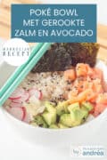 Een witte kom gevuld met sushirijst, sesam, radijs, zalm, avocado en zeewier. Een tekst bovenin: makkelijk recept, poké bowl met gerookte zalm en avocado