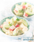 een blauw schaaltje met surimi salade met zelfgemaakte cocktail saus