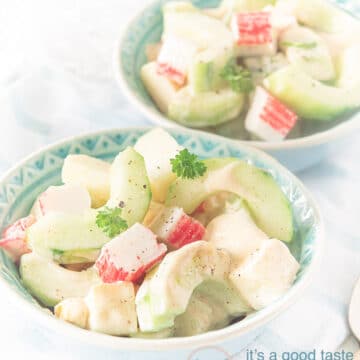 een blauw schaaltje met surimi salade met zelfgemaakte cocktail saus